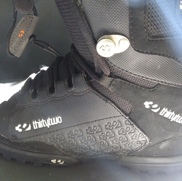thirty two Snowboarding Boots - Picture 6 of 6